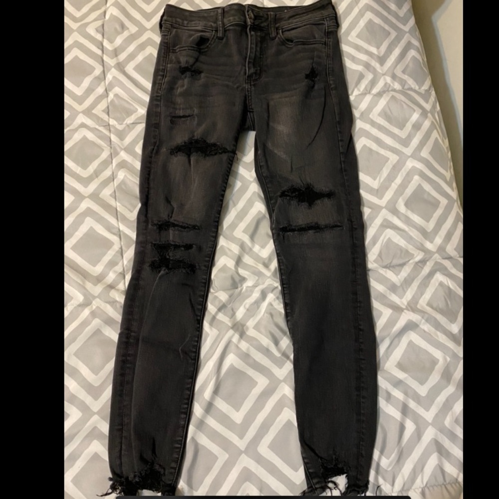 AMERICAN EAGLE BLACK RIPPED JEANS